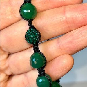 Macrame and bead bracelet. Emerald green glass beads. Adjustable.